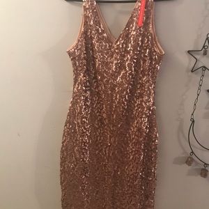 Beautiful gold sequin dress that fits med-XL!
